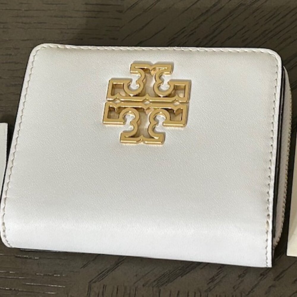 NWT Tory Burch optic white leather logo bi-fold wallet